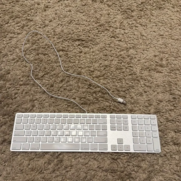 Apple Wired Computer Keyboard - Picture 1 of 6
